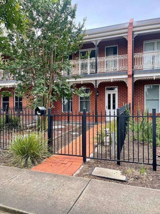 Serene Wagga Townhouse Getaway Villa Wagga Wagga Exterior photo