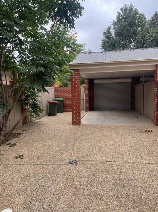 Serene Wagga Townhouse Getaway Villa Wagga Wagga Exterior photo